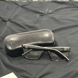 CHANEL Elegant Black Eyewear